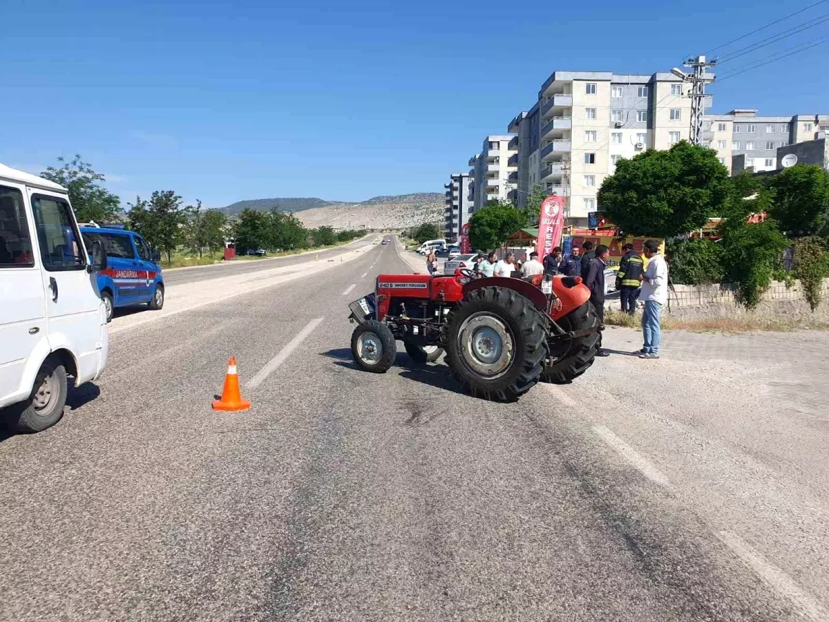 Gaziantep'te Traktörle Çarpışan Araç Kanalda Ters Döndü
