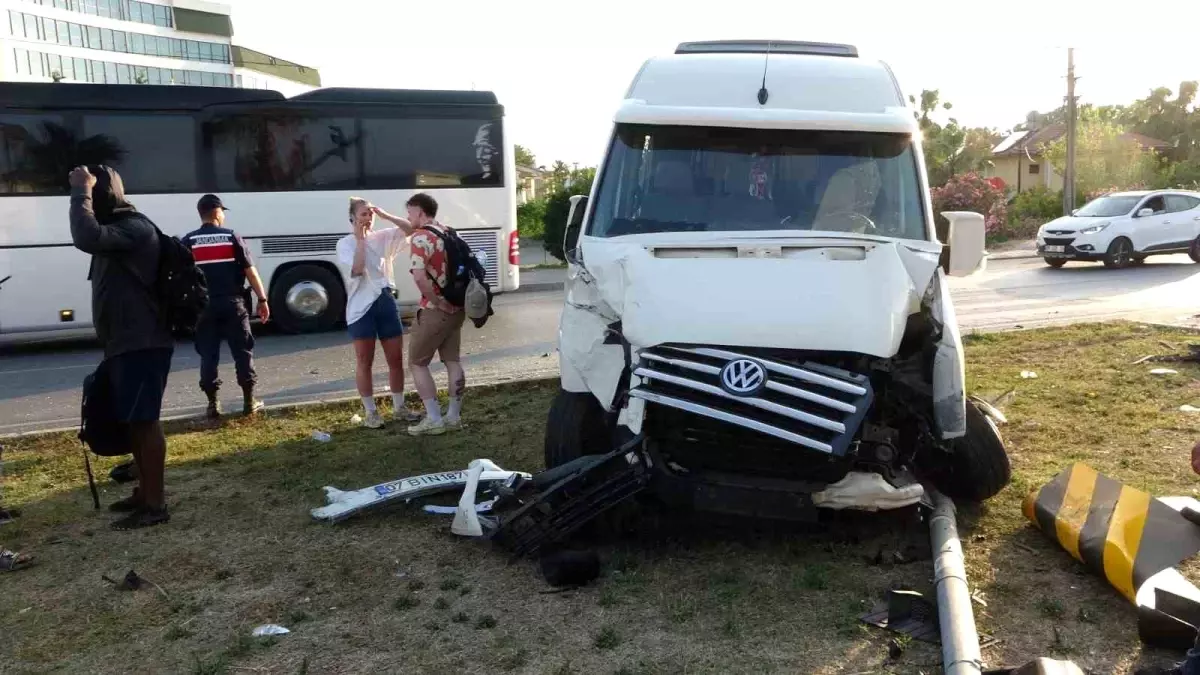 Manavgat'ta Tur Minibüsü Kaza Yaptı