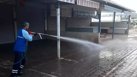 Didim'de Semt Pazarı Sonrası Temizlik Çalışmaları Devam Ediyor