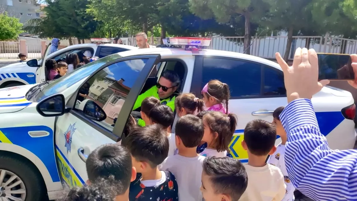 Polisten Anaokuluna Trafik Eğitimi