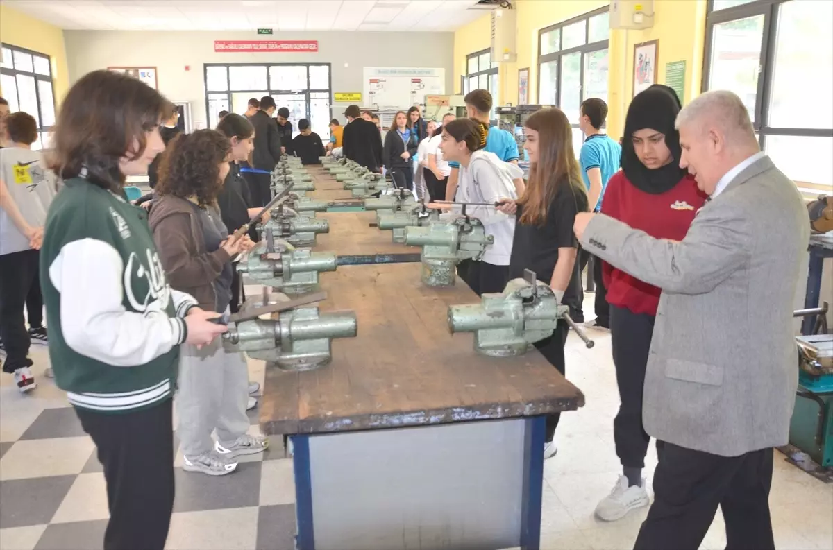 Karamürsel'de Ortaokul Öğrencilerine Mesleki Eğitim Tanıtımı