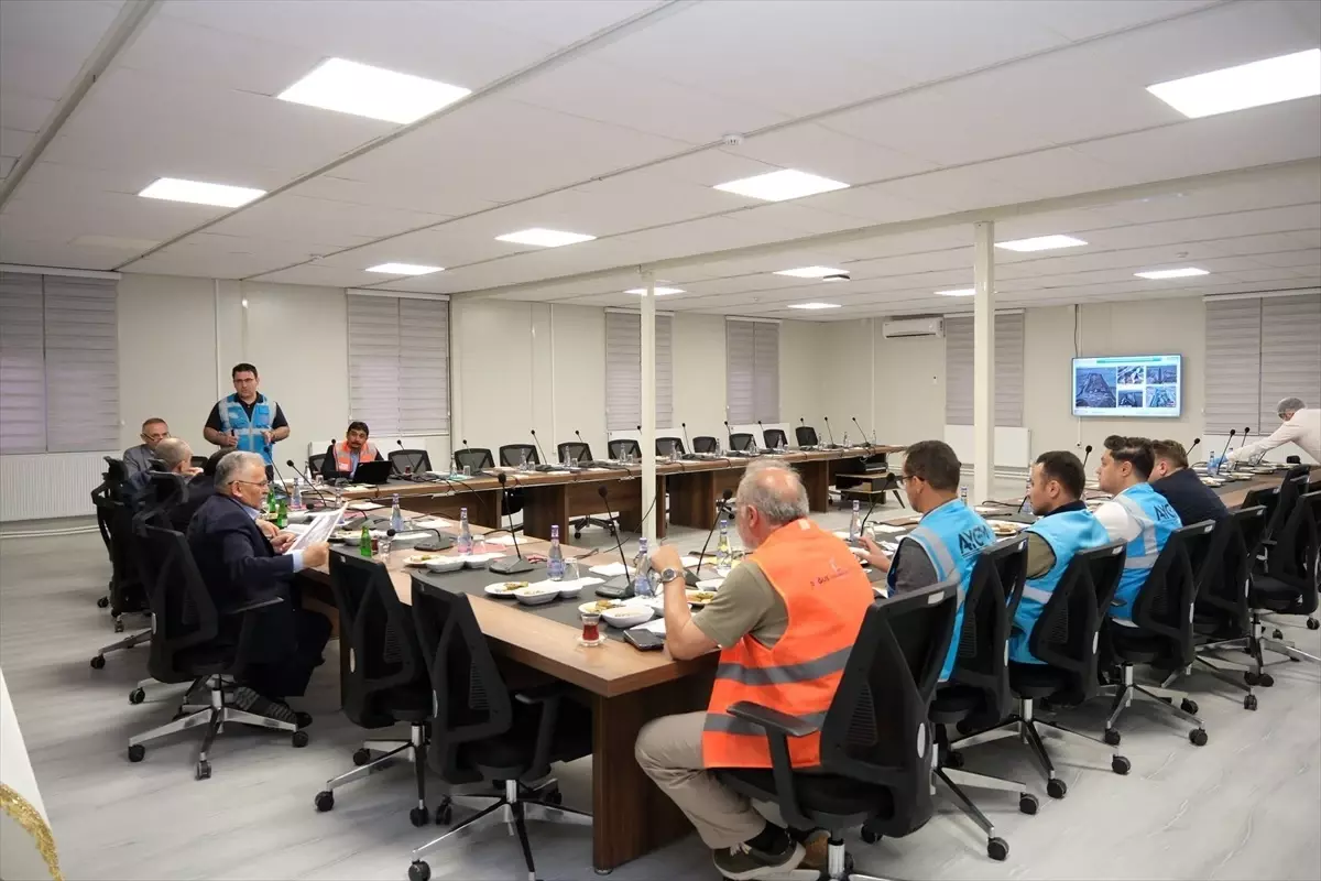 Vali Çiçek ile Başkan Büyükkılıç, hızlı tren şantiyesini inceledi