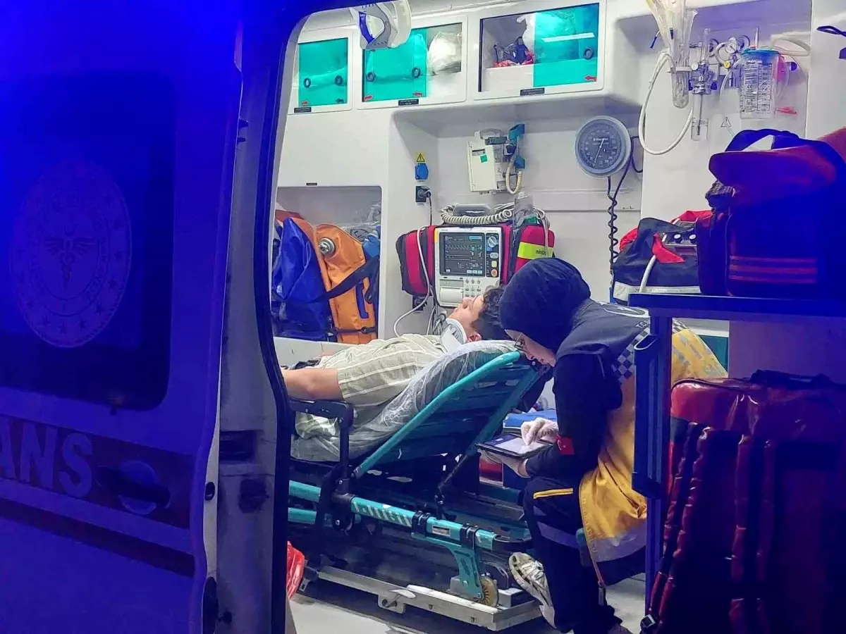 Akyazı'da Trafik Kazası: 3 Yaralı