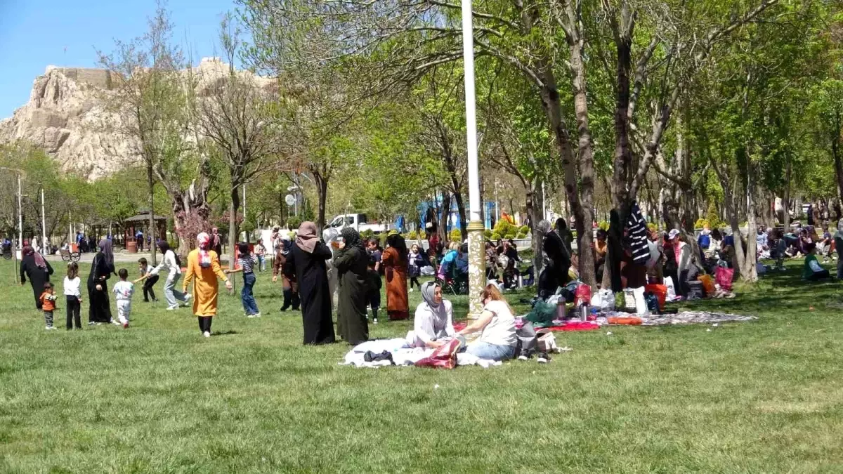 Van'da Hıdırellez Şenliği Coşkuyla Kutlandı