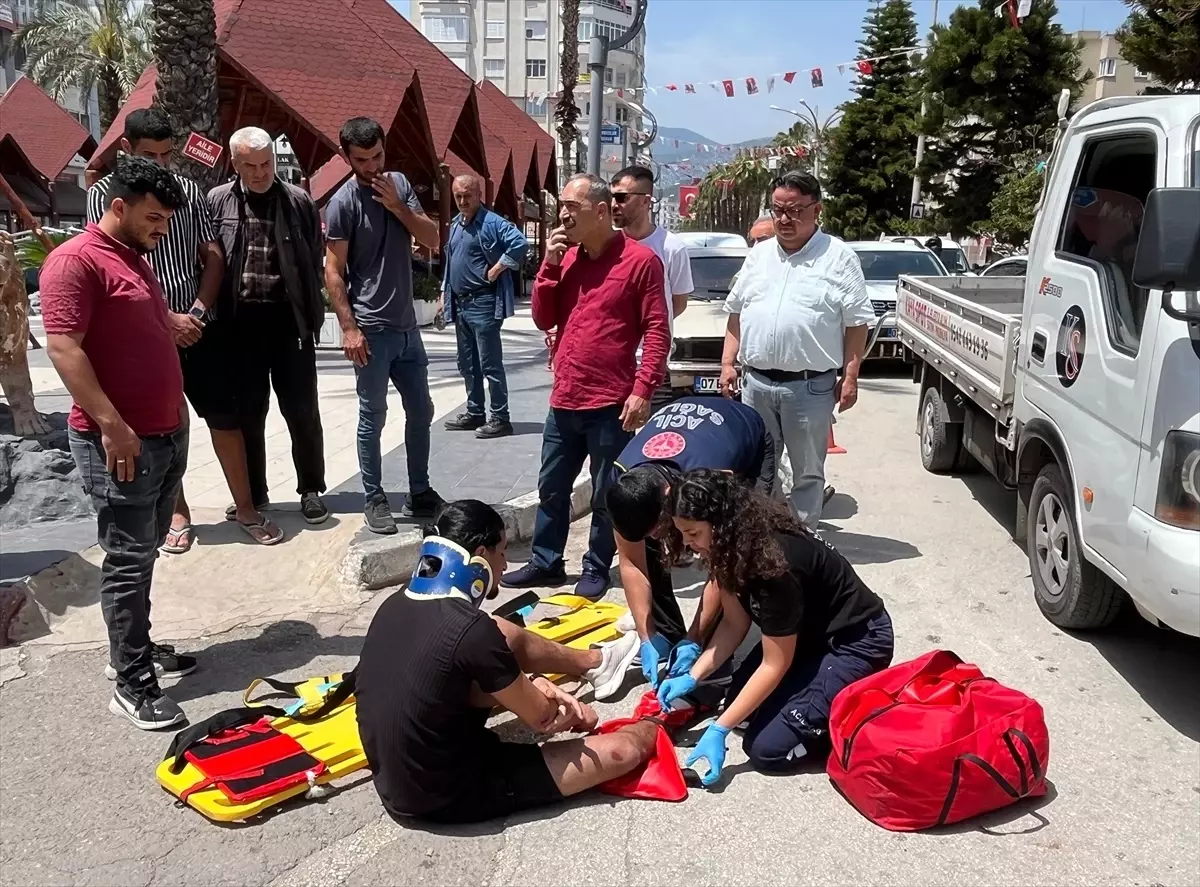 Kumluca'da Kamyonet ile Motosiklet Çarpıştı
