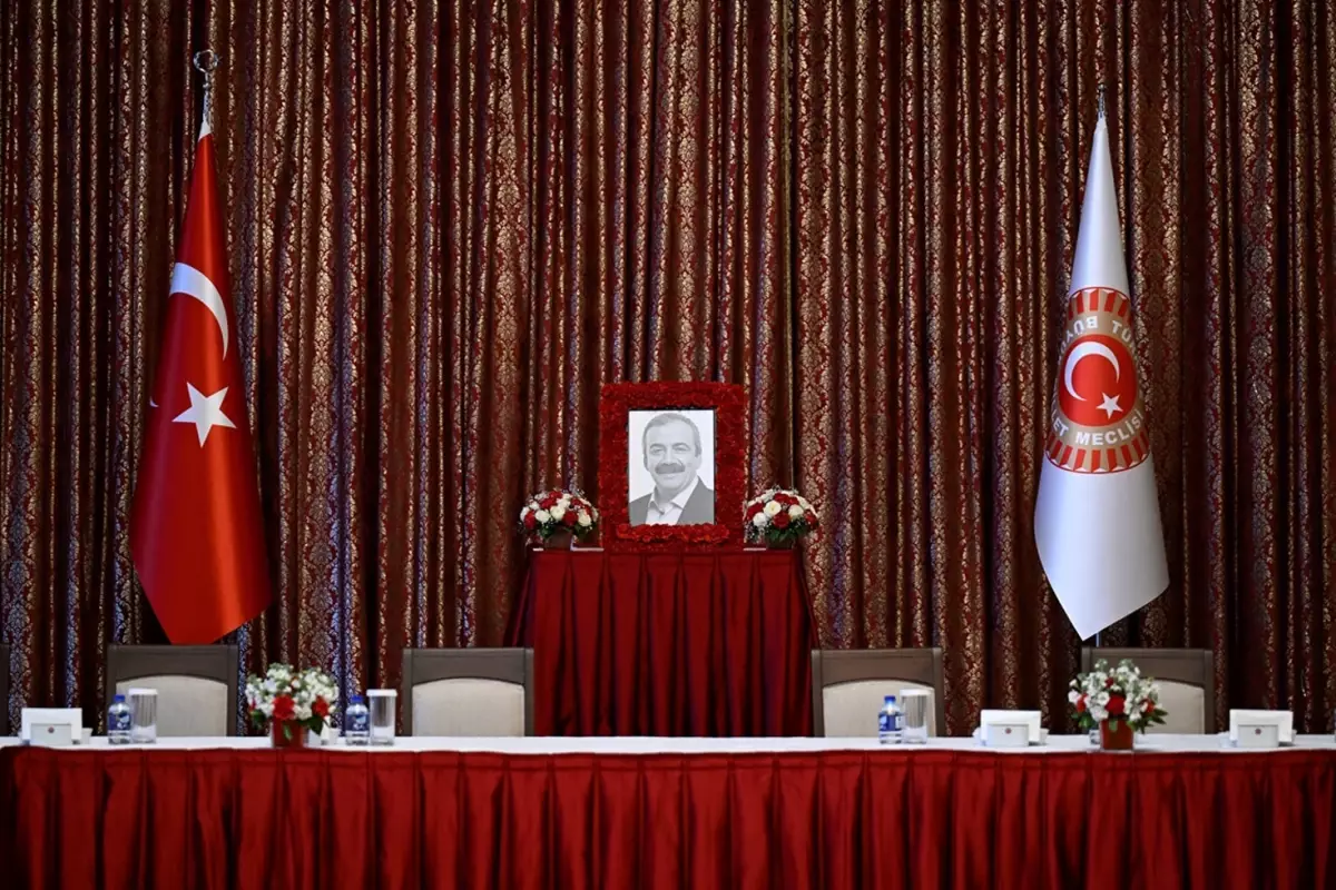 Dervişoğlu, Meclis'te olmasına rağmen Sırrı Süreyya Önder İçin yapılan taziyeye katılmadı