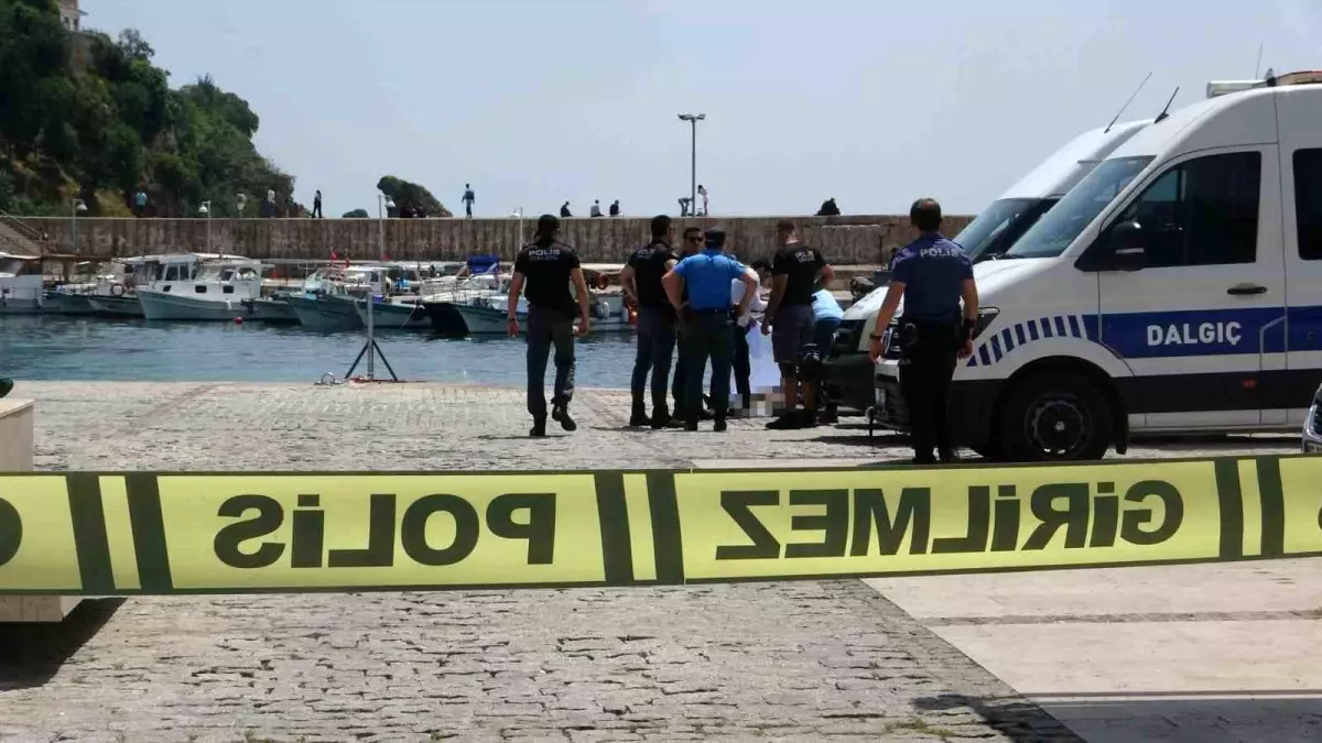 Antalya'da Sahilde Ceset Bulundu