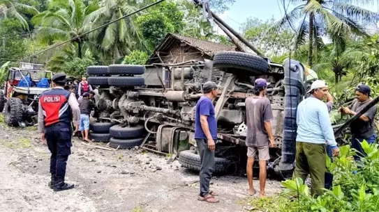 Endonezya'da Trafik Kazası: 11 Ölü