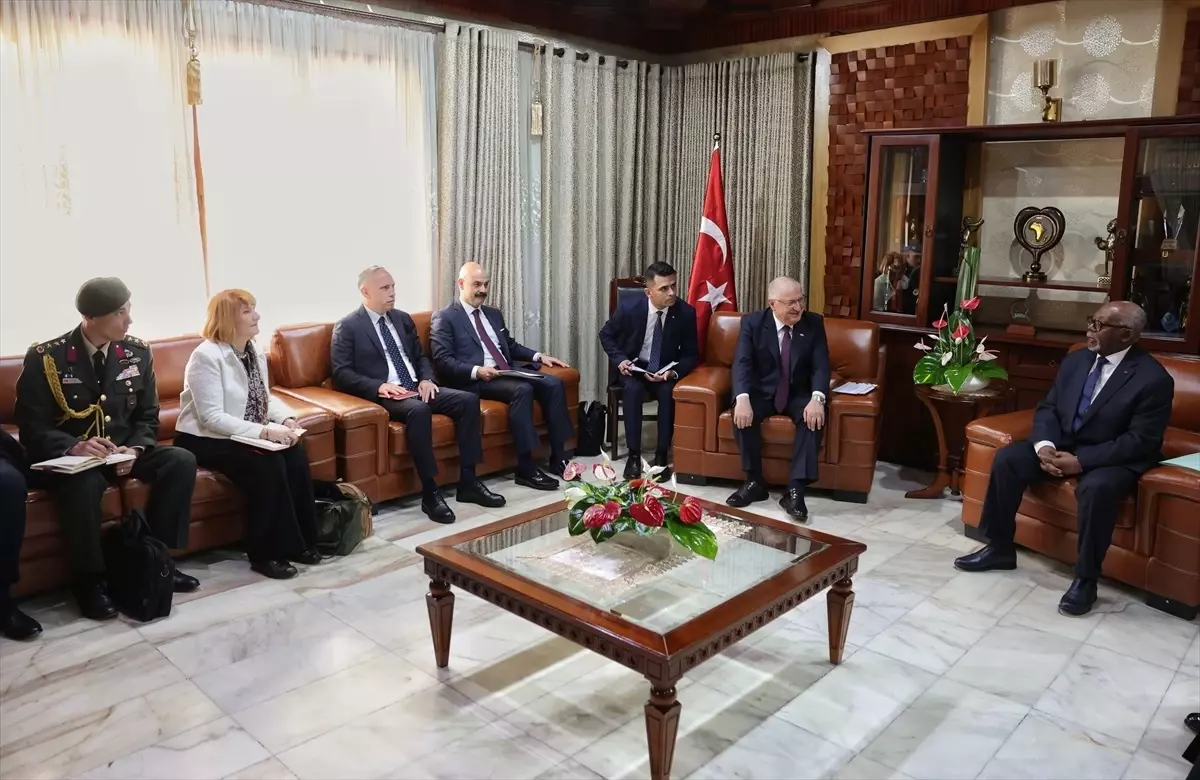 Bakan Güler Kamerun'da