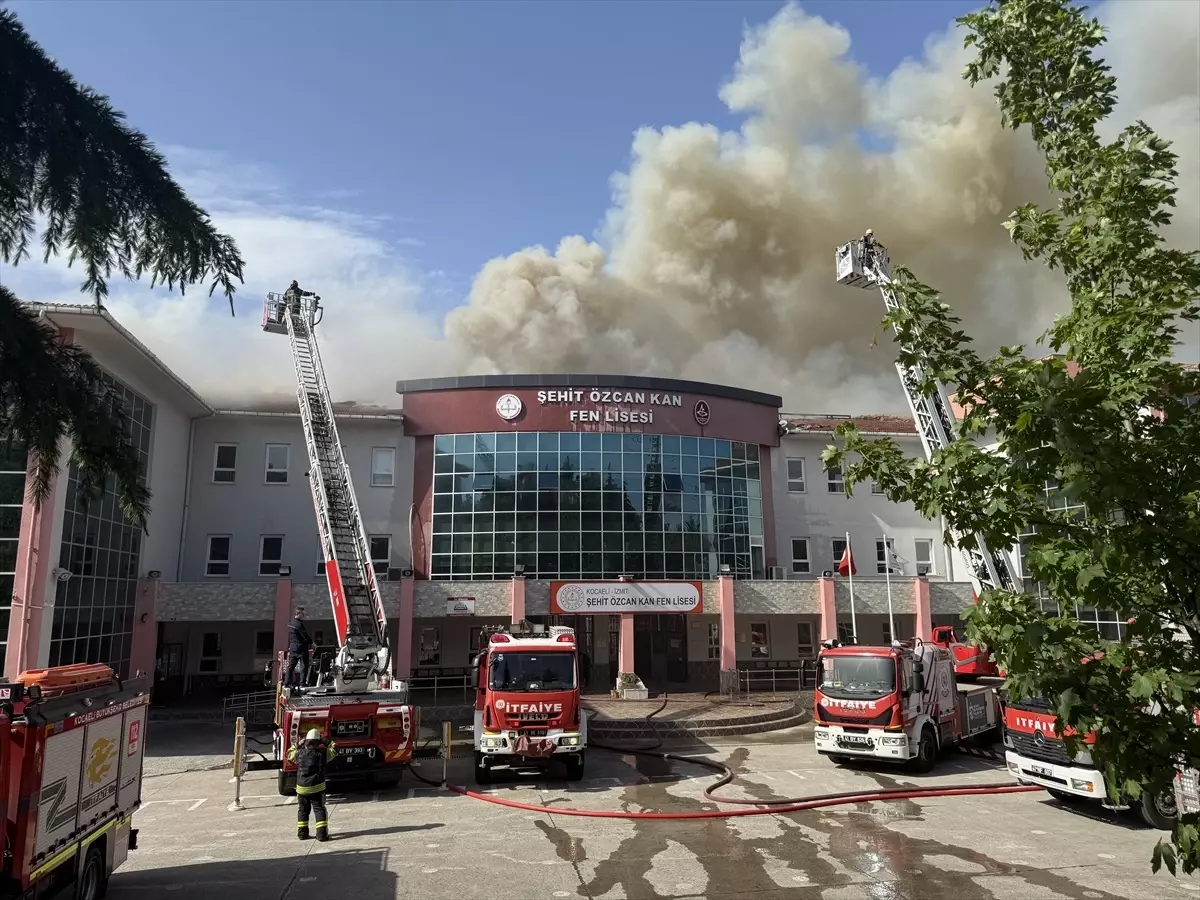 Kocaeli'de lisenin çatısında çıkan yangın söndürüldü