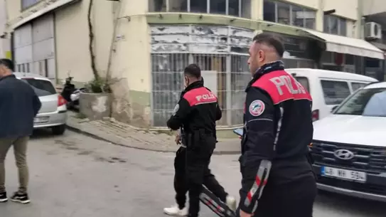 Çaldığı araç ile kaza yapan şahıs kaçmaya çalışırken vatandaşlara yakalandı