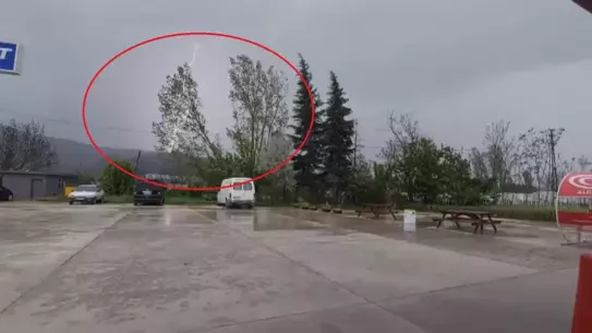 Yıldırım Oyun Anında Düştü