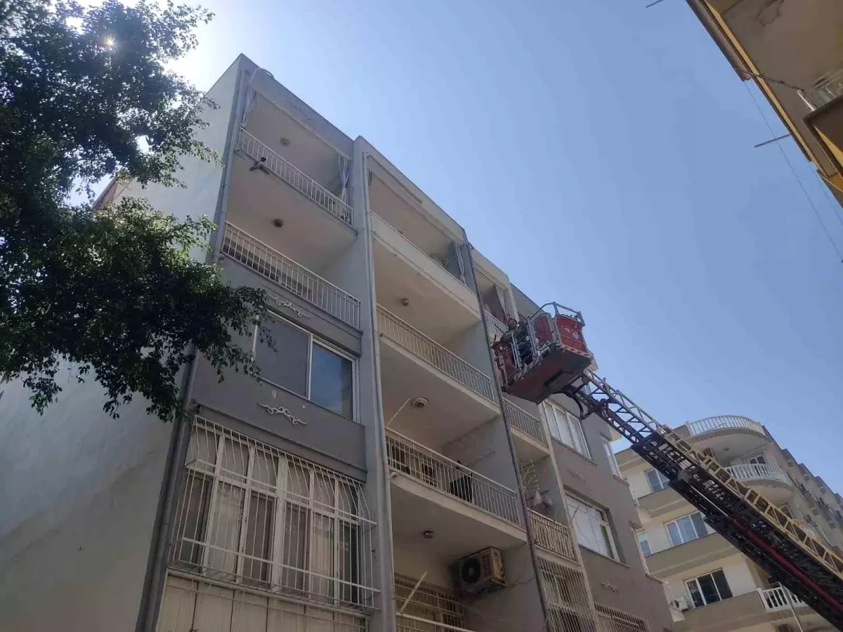 İskenderun'da İtfaiye Ekipleri Mahsur Kalan Güvercini Kurtardı