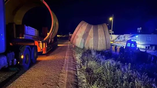 Mersin'de Tır ile Hafif Ticari Araç Çarpıştı