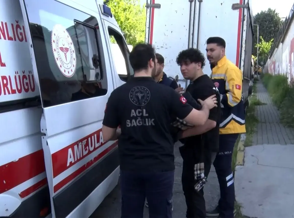 Alkollü Genç E-5 Karayolu'nda Araçların Üzerine Çıktı