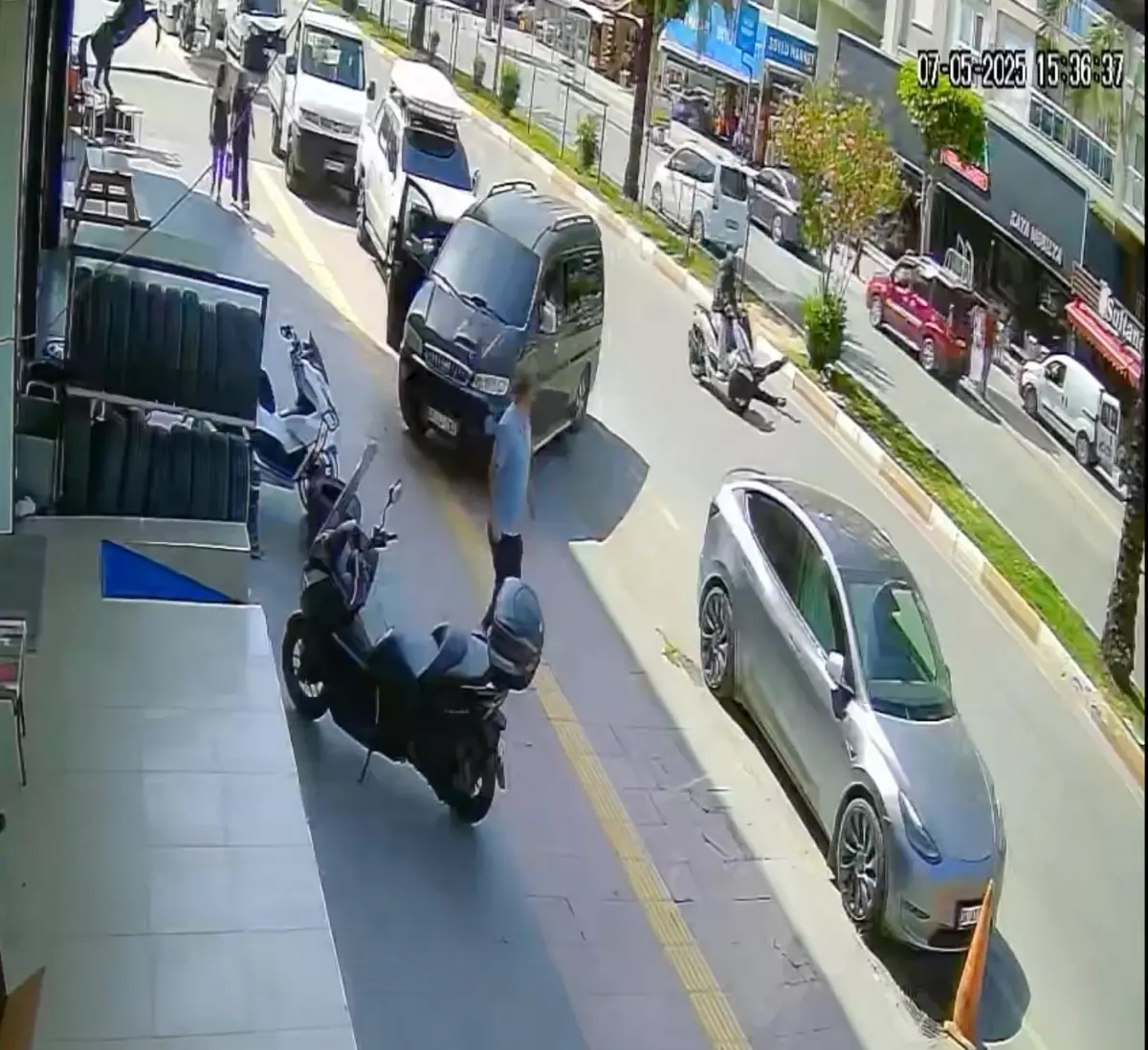 Antalya'da İki Ayrı Motosiklet Kazası: 86 Yaşındaki Adam Yaralandı