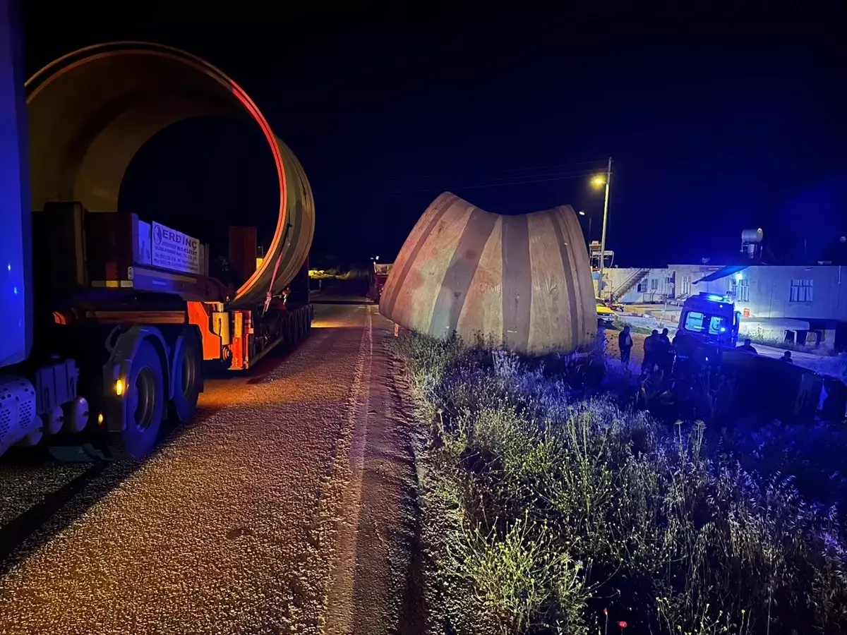 Mersin'de Tır ile Hafif Ticari Araç Çarpıştı