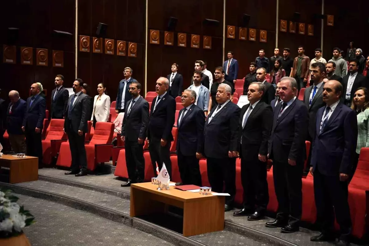 Kayseri Büyükşehir Belediye Başkanı Büyükkılıç, Yapay Zeka ve Dijitalleşme Sempozyumu'nda Konuştu