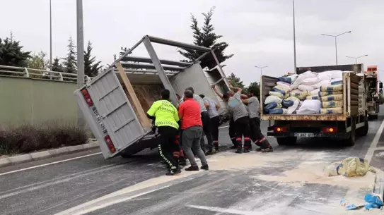 Nevşehir'de Un Yüklü Kamyonet Devrildi