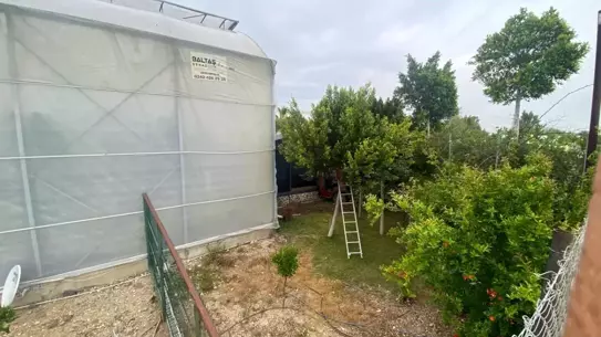 Antalya'da Kamyonet Sera Bahçesine Girdi, 1 Yaralı