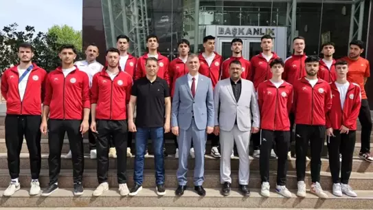 Gölcük Belediyespor Genç Erkek Voleybol Takımı Türkiye Şampiyonası için Bilecik'e Gitti