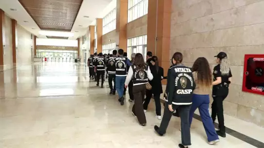 Antalya'da Fuhuş Operasyonu: 8 Gözaltı