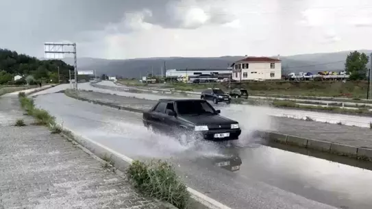 Tosya'da Sağanak Yağış Sürücüleri Zorladı