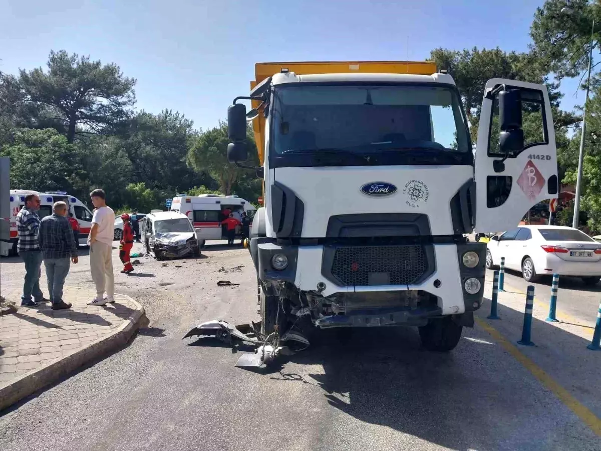 Fethiye'de Kamyon ve Kamyonet Çarpıştı: 2 Yaralı