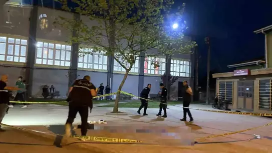 Sakarya'da Bıçaklı Kavga: 15 Yaşındaki Çocuk 17 Yaşlıyı Yaraladı