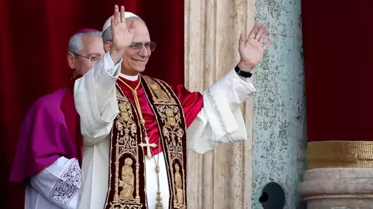 Vatikan'da yeni Papa halkı selamladı