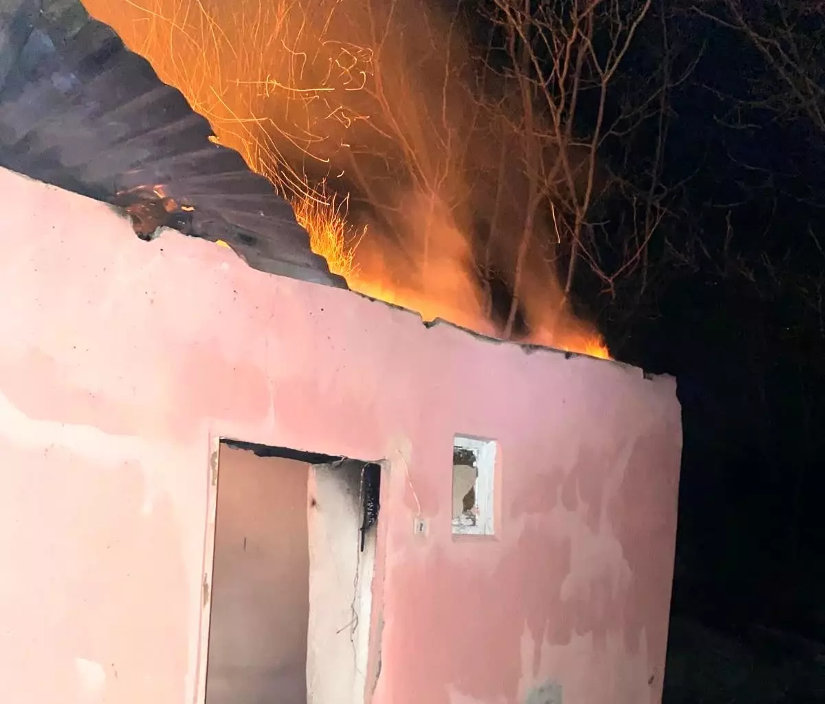 Erzincan'da Evde Yangın: İtfaiye Müdahale Etti