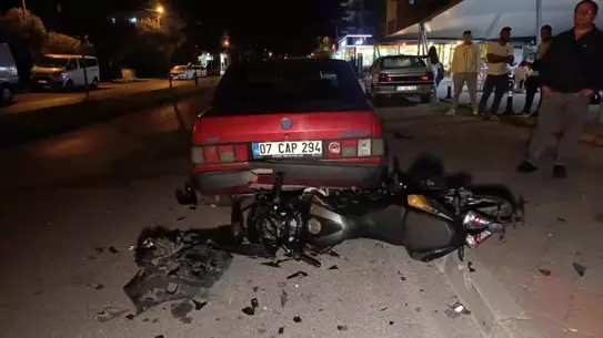 Antalya'da Motosiklet ve Ticari Araç Çarpıştı: 2 Yaralı