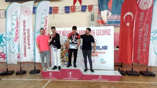 Horasanlı Öğrenciler Bilek Güreşi'nde Başarı Elde Etti