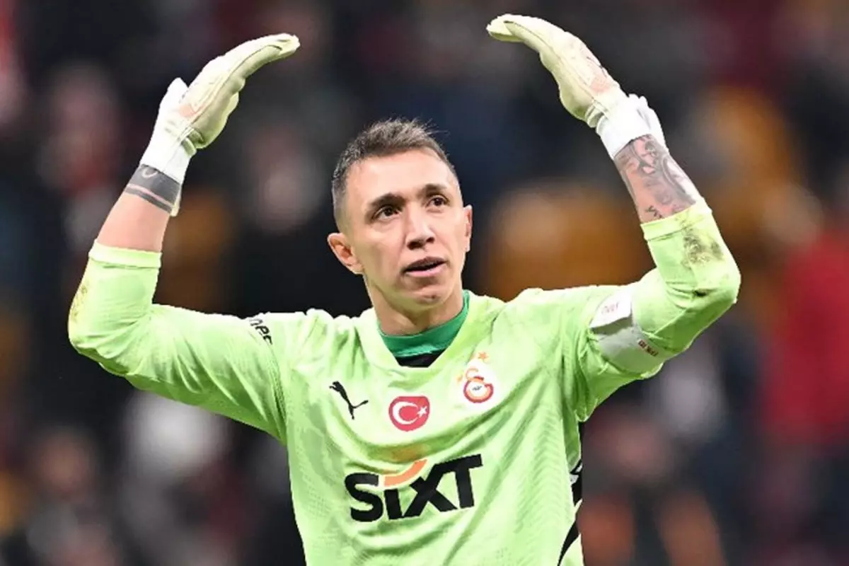 İsmi Galatasaray'la anılan kaleciden sürpriz hareket! Muslera'yı takip etti