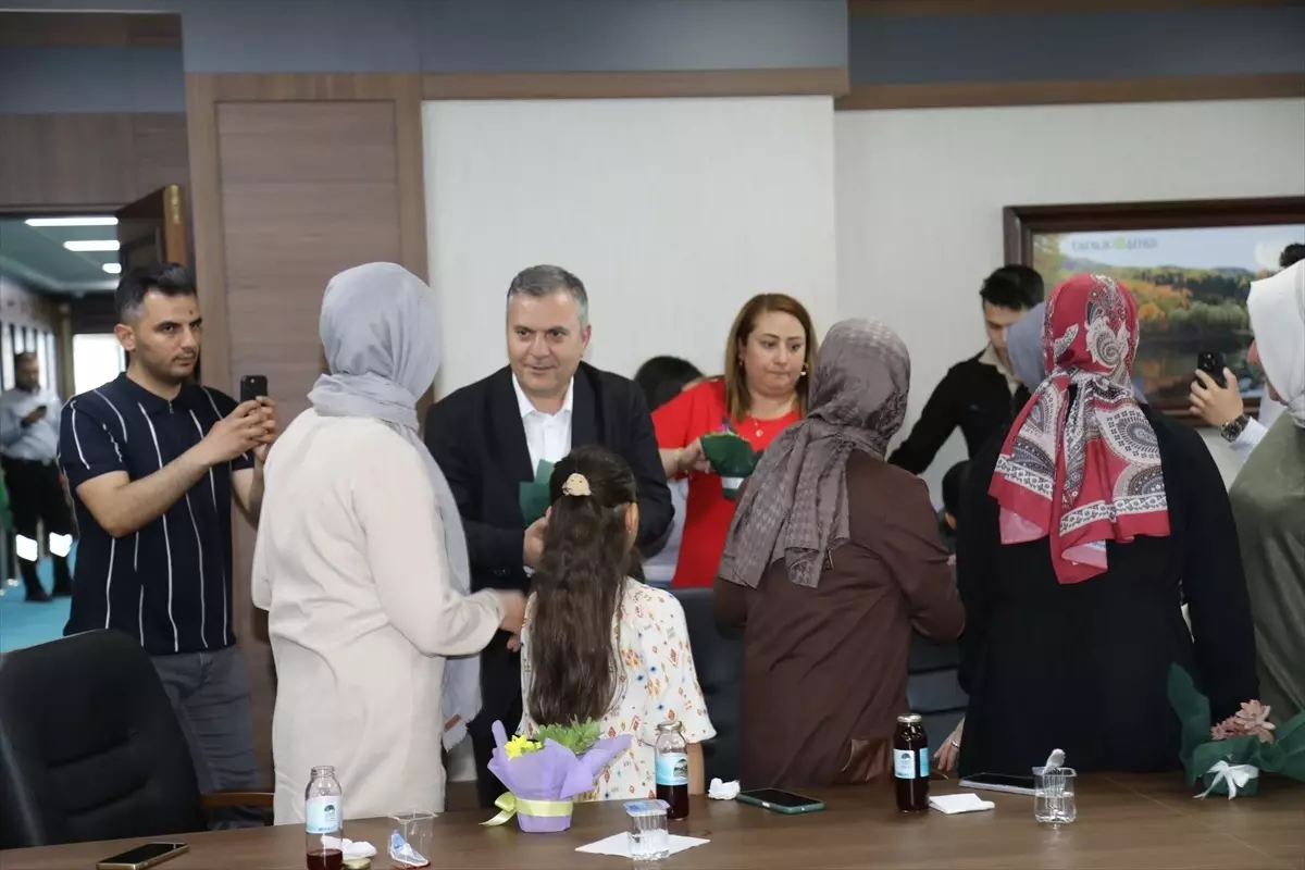 Çubuk'ta belediye çalışanlarına Anneler Günü sürprizi
