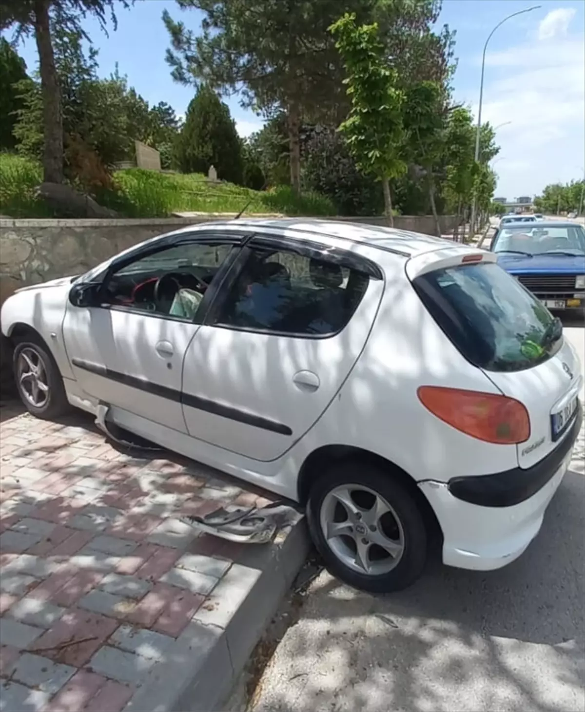 Mezarlık Duvarına Çarpan Araçta 5 Yaralı
