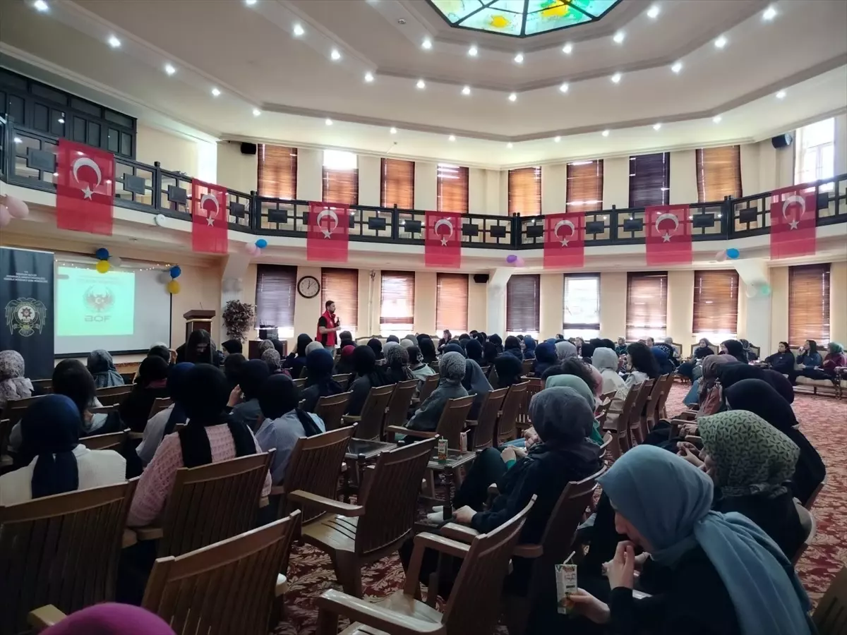 Erzurum'da polisler 900 lise öğrencisine "Gençlik ve Güvenli Gelecek" eğitimi verdi