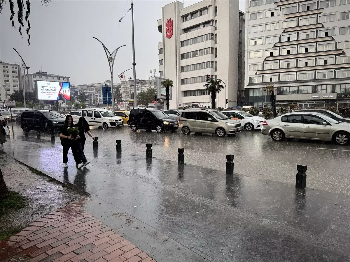 Samsun'da Sağanak Yağış Zorluk Yarattı