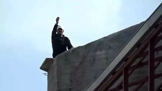 Şantiye Çatısına Çıkan Kişi İkna Edildi