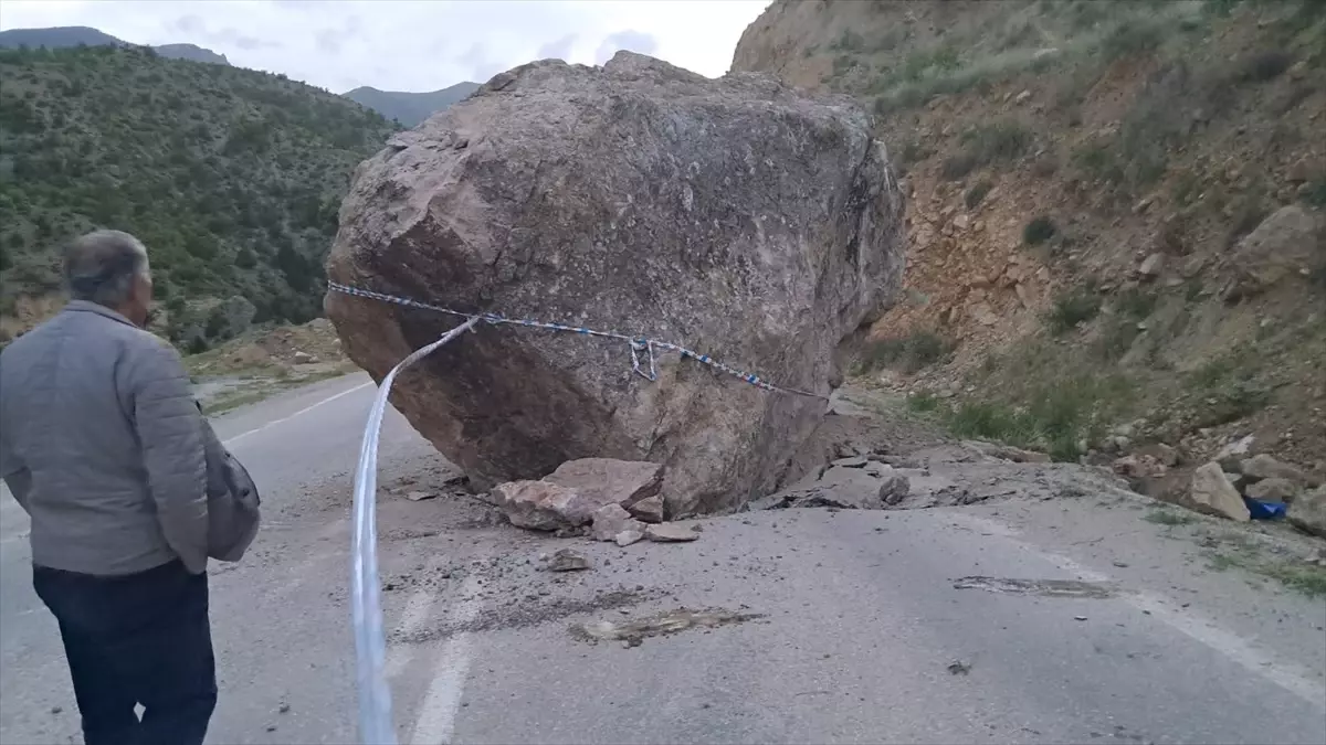 Artvin'de Kaya Düşmesi Ulaşıma Engel