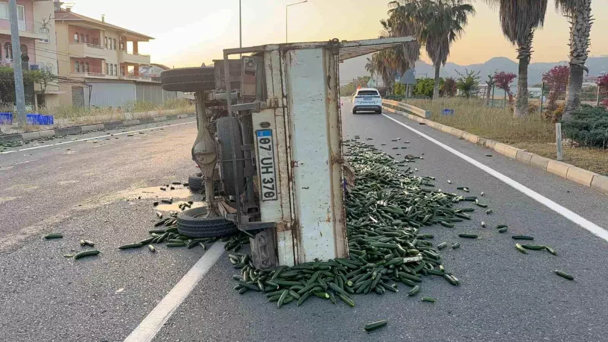 Gazipaşa'da Kamyonet Devrildi