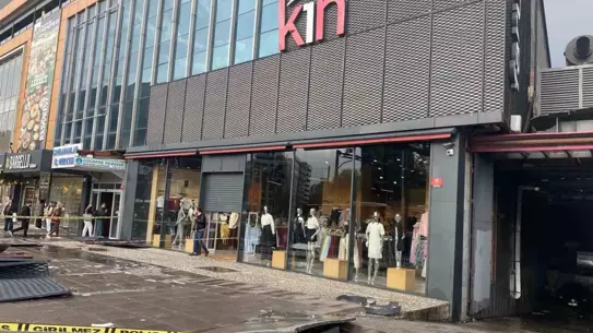 Ankara'da fırtına mağaza tabelasını caddeye savurdu