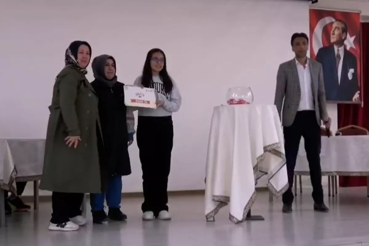 Ailelerle Elele, Kitaplarla Gönülden Gönüle Yeşilhisar'da Anlamlı Yarışma Düzenlendi