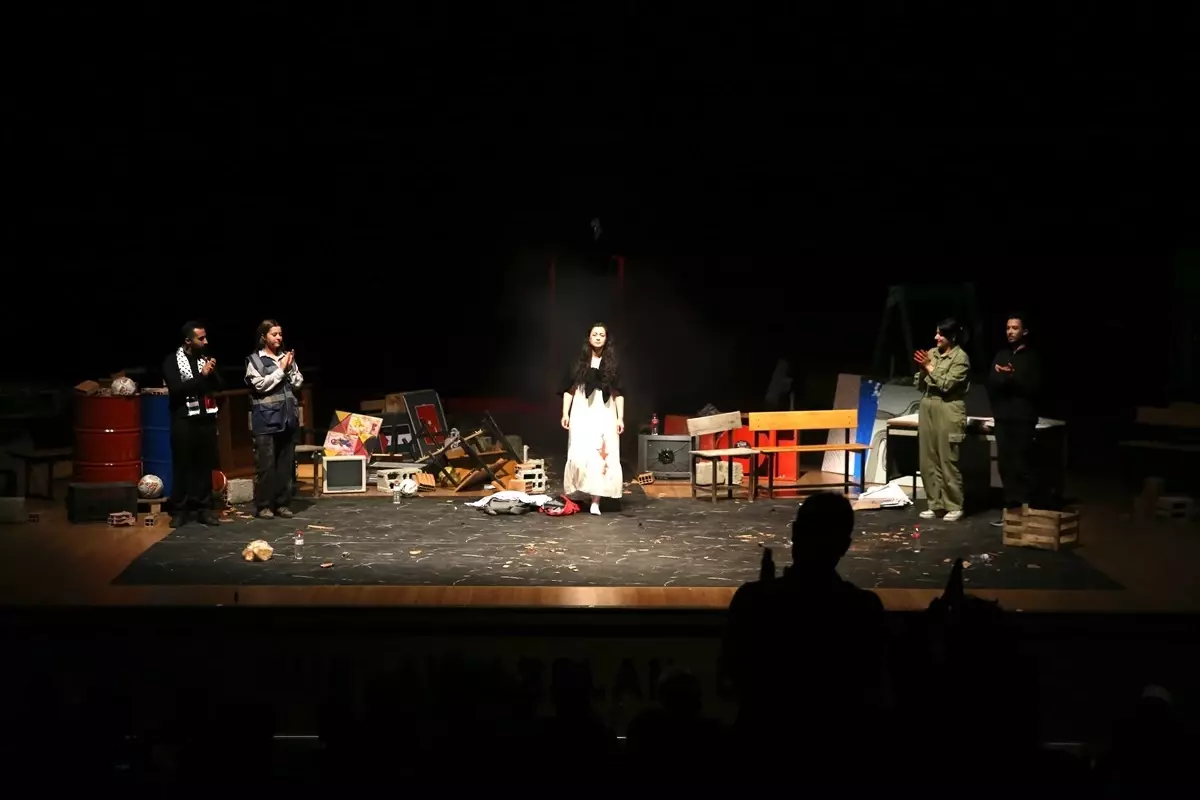 Muş'ta 'Meryem' Tiyatrosu Gazze İnsani Dramını Anlattı