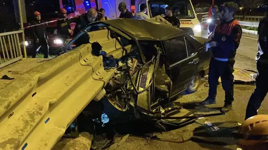 Sivas'ta Otomobil Köprü Bariyerine Saplandı