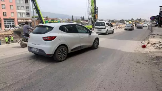 Hatay'da Kamyon Otomobili Sürükledi