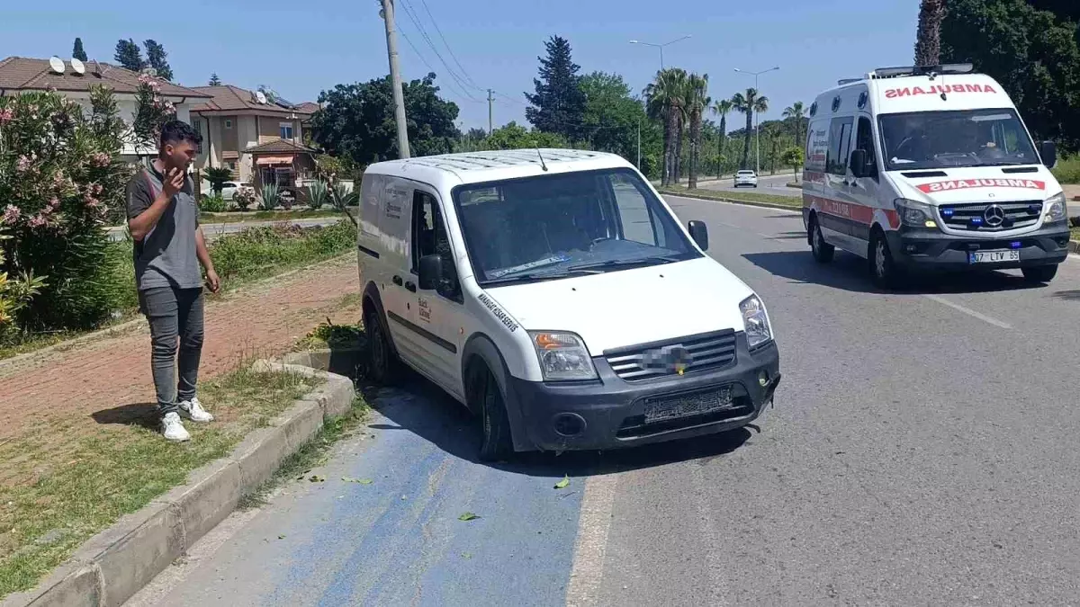 Antalya'da Lastik Patladı, İki Kişi Kurtuldu