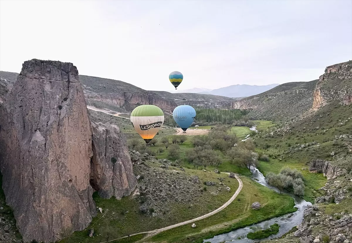 Aksaray'da balon turuna katılan kadınlar Ihlara Vadisi'ni ve Selime Katedrali'ni kuş bakışı izledi
