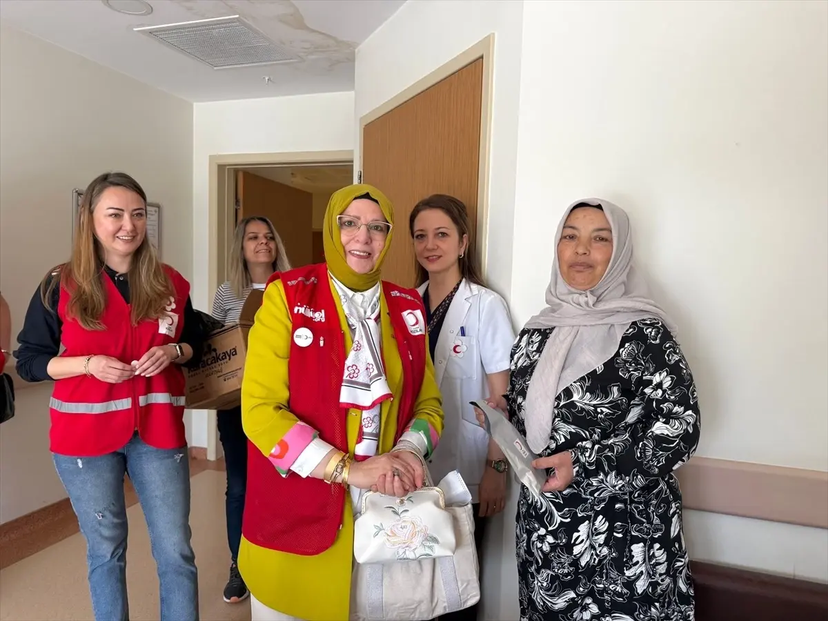 Kızılay'dan Anneler Günü Ziyareti