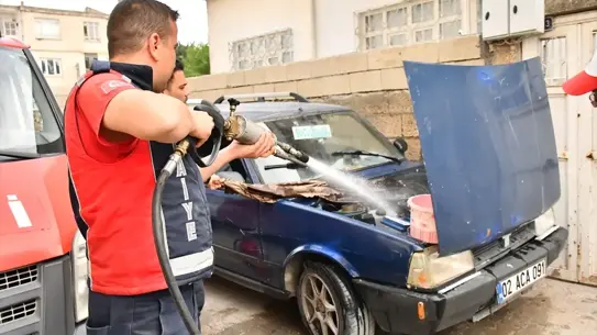 Besni'de Park Halindeki Araç Alev Aldı